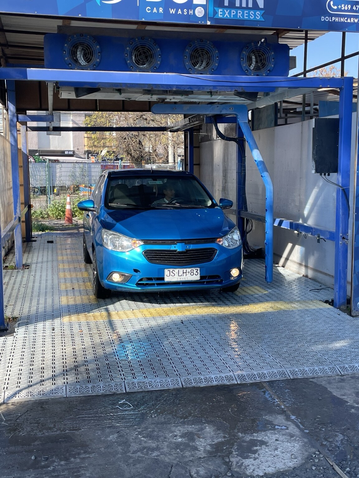 Vehículo dentro de Dolphin Car Wash Express