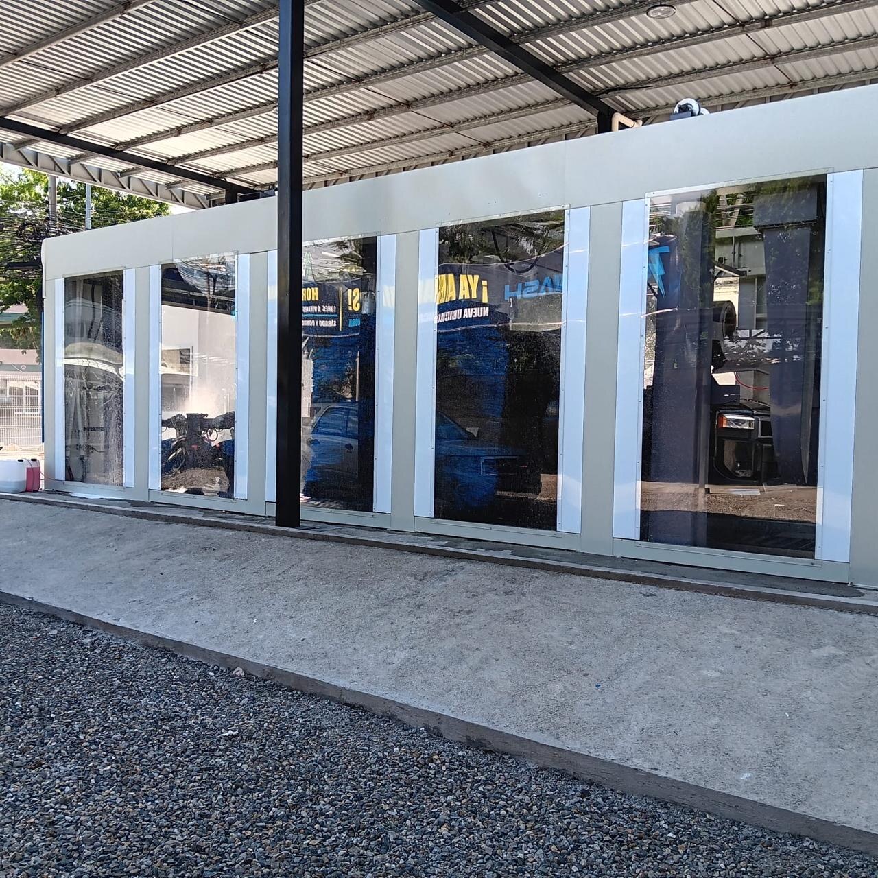Instalación de car wash automático con cerramiento profesional