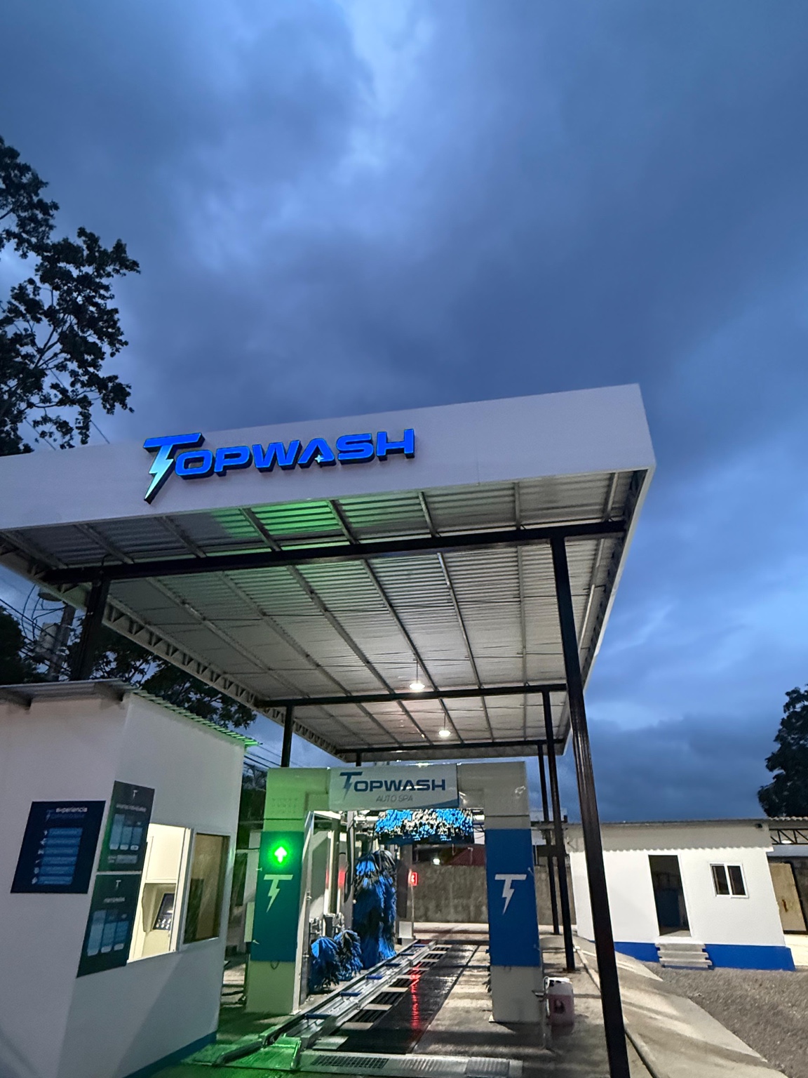 TopWash Auto Spa instalado y operativo