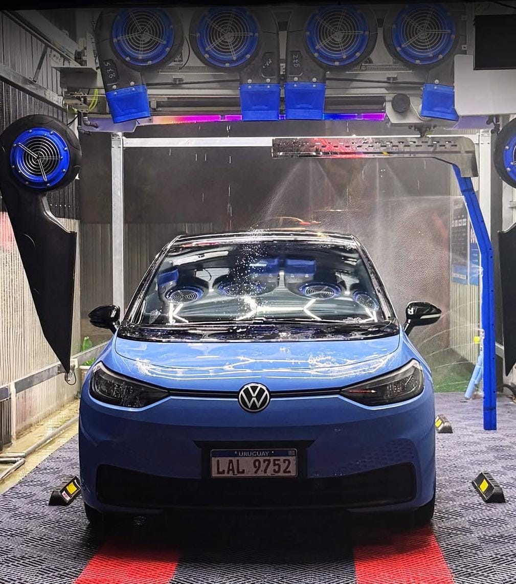Carwash automático touchless operando con un vehículo en Uruguay